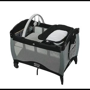 GRACO pack n play playard w/ reversible seat & changer /bassinet